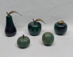 Cinco frutas esculpidas em madeira na cor verde, folhas e hastes em bronze. Falta uma das hastes. Alt. 7 a 16 cm.