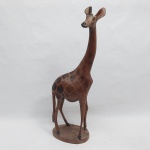 Escultura esculpida em madeira na forma de girafa. Colado na cabeça. Alt. 47 cm.