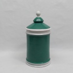 Pote cilíndrico p/ farmácia em porcelana branca e verde. Alt. 28 cm.