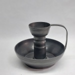 Castiçal redondo em pewter. 11 x 14cm.