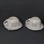 Duas canecas para sopa com respectivos pires, porcelana branca, comemorativa de Bodas de Prata, 25 anos de casados. Diâm. do pires 19cm.
