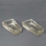 Par de cinzeiros para charuto moldado em  grosso bloco de vidro. 5 x 11 x 18,5cm.