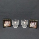 Par de castiçais com pé sextavado, cristal no formato de flor lapidado com palmas. Alt. 8,5 x Diâm. 8cm.