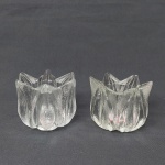 Par de castiçais em vidro moldado no formato de flor. Alt. 7 x Diâm. 8cm.