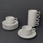 VISTA ALEGRE - Seis xicaras para chá com respectivos pires, porcelana portuguesa decorada com linhas concêntricas modelo Spirit, base boleada para facilitar a guarda das xicaras. Marca da Manufatura no fundo. Diam. do pires 16cm.