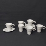 VISTA ALEGRE - Seis xícaras para café com respectivos pires, porcelana portuguesa branca, pires oval, modelo Gourmet. Marca da Manufatura no fundo. Sem uso. Alt. da xícara 7,5cm.