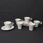 VISTA ALEGRE - Seis xícaras para chá com respectivos pires, porcelana portuguesa branca, pires oval, modelo Gourmet. Marca da Manufatura no fundo. Sem uso. Alt. da xícara 8cm.