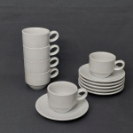 VISTA ALEGRE - Seis xicaras para café com respectivos pires, porcelana portuguesa decorada com linhas concêntricas modelo Spirit, base boleada para facilitar a guarda das xicaras. Marca da Manufatura no fundo. Diam. do pires 12cm.