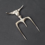 Tridente em metal espessurado a prata, para segurar peças de grelhados. Moldado com cabeça de touro. 16 x 10cm.