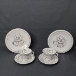 SCHMIDT- Dois trios para chá, porcelana branca, decoração comemorativa de Bodas de Prata 25 Anos, sendo: Xicara, pires e prato para lanche (1 prato bodas de ouro). Marca da Manufatura no fundo. Diâm. 21cm.