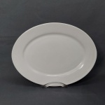 VISTA ALEGRE - Travessa em porcelana portuguesa branca, sublinhada por um relevo sutil com linhas curvas concêntricas, modelo Spirit. Estilo contemporâneo. Marca da Manufatura no fundo. Sem uso. 33 x 25cm.