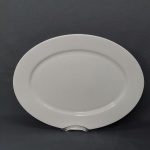 VISTA ALEGRE - Travessa em porcelana portuguesa branca, sublinhada por um relevo sutil com linhas curvas concêntricas, modelo Spirit. Estilo contemporâneo. Marca da Manufatura no fundo. Sem uso. 43 x 33cm.