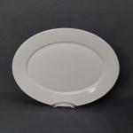 VISTA ALEGRE - Travessa em porcelana portuguesa branca, borda com relevo perolado, modelo Perla. Estilo contemporâneo. Marca da Manufatura no fundo. Sem uso. 37 x 28cm.