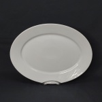 VISTA ALEGRE - Travessa em porcelana portuguesa branca, sublinhada por um relevo sutil com linhas curvas concêntricas, modelo Spirit. Estilo contemporâneo. Marca da Manufatura no fundo. Sem uso. 37 x 28cm.