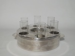 Conjunto para servir caviar e vodka: Porta caviar em vidro moldado, 6 copos para vodka e base com alças em metal espessurado a prata. Base alt. 6 x diam. 21cm.