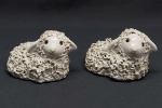 Par de ovelhas em porcelana esmaltadas na cor branca. Med. 7 x 10 cm.