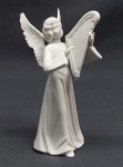Anjo harpista em porcelana alemã na cor branca. Marcado DRESDEN. Alt. 13,5 cm.