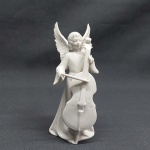 Anjo violoncelista em porcelana alemã na cor branca. Marcado DRESDEN. Faltando dedos da mão direita. Alt. 13,5 cm.
