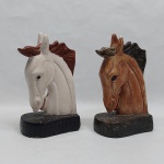 Par de aperta livros em gesso na forma de cavalos na cor branca e marrom. Com lascados. Alt. 23 cm.