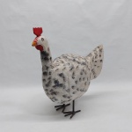 Galinha d´angola esculpida em madeira policromada, pés metálicos. Alt. 28 cm.