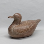 Pato selvagem esculpido em madeira. Med. 20 x 30 cm.