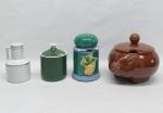 Quatro peças em porcelana e faiança esmaltadas: açucareiro verde, galheteiro p/ vinagre na cor branca, açucareiro colorido moldado na pasta com frutos amarelos (com lascados e rachado na tampa), porta feijoada marrom no formato de porco (com lascados). alt. 10 a 14 cm.