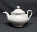 Bule p/ chá em porcelana branca, moldada em gomos. Marcada MAUÁ.  Alt. 16 cm.