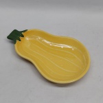 Petisqueira na forma de abóbora em porcelana nas cores amarela e verde. Marcada AVON 1984. Med. 22 x 13 cm.