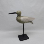 Pássaro esculpido em madeira decorado com pátina verde e branca. Alt. 35 cm.