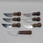 Sete facas p/ queijo, cabo em madeira. Uma fora do conjunto. Med. 14 cm.