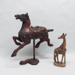 Duas esculturas em madeira: cavalo (perna colada, faltando orelha direita) e girafa (faltando orelha direita). Alt. 20 e 31 cm.