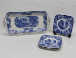 Cinco peças em porcelana inglesa nas cores azul e branca, decoradas com cena rural, crisântemos e folhagens. Bandeja retangular e quatro pratinhos. Marcados WOODSWARE - ENGLAND. Med. 15 x 33 cm. Med. prato 13 x 13 cm.
