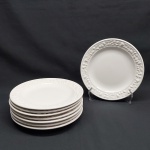 Oito pratinhos p/ sobremesa em porcelana branca, borda moldada na pasta com frutos diversos. Diam. 20 cm.