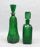 Duas garrafas em vidro: A) retangular, vidro verde, bojo moldado no padrão ponta de diamante. Alt. 28 cm. B) Pintada de verde, moldada com cartela e parreira. Estilo ART DECO. Desgaste na pintura. Alt. 3 cm.