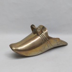 Estribo decorativo em metal amarelo. Comp. 27 cm.