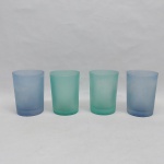 Quatro copos em vidro verde e azul, decoração satinê. Um com bicado na borda. Alt. 10 cm.