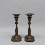 BRONZE- Par de castiçais em metal amarelo,  haste torneada. Adornado com filetes imitando corda. Bobèche amassada. Alt. 17 cm.