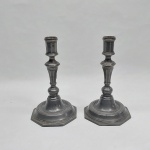 JOHN SOMERS - Par de castiçais confeccionado em estanho, padrão inglês, haste torneada puncionados JS - MG. Base octogonal. Alt. 20 cm.