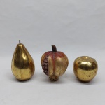 Três(3) frutos decorativos confeccionado em madeira, patinada com rica douração com aspecto antigo. Marcas do tempo. Maior alt. 12,5 cm.