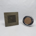 Dois (2) porta-retratos estilo Art Noveau, sendo: a) Um quadrado confeccionado em palhinha na tonalidade verde. 22 x 22 cm. b) Um redondo confeccionado em metal prateado. Diâm. 17 cm.