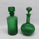 Licoreira e garrafa para whisky em vidro verde, estilo veneziano. Moldado e lapidado com motivos. Alt. 24 cm.