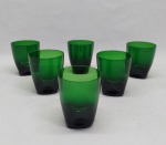Seis (6), copos em vidro na tonalidade verde moldado ao gosto dedão. Alt. 8 cm.