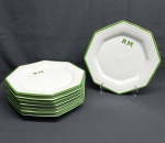 SCHMIDT- Oito (8) pratos rasos confeccionados em porcelana branca, oitavado. Adornado com faixa na borda na tonalidade verde e gravado "RM". Marca da Manufatura no fundo. Diâm. 27 cm.