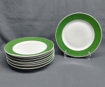 POLOVI (GERMER) - Oito pratos rasos confeccionados em porcelana branca, ornados com barrado na tonalidade verde na borda. Marca da Manufatura no fundo. Diâm. 24,5 cm.