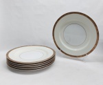 NORITAKE - Seis pratos rasos em porcelana japonesa decorada com faixa creme, borda em ouro brunhido e canetado em preto com flores e folhagens. Marca da Manufatura no fundo. Diam. 20cm.