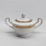 NORITAKE - Açucareiro em porcelana japonesa decorada com faixa creme, borda em ouro brunhido e canetado em preto com flores e folhagens. Marca da Manufatura no fundo. Alt. 12cm.