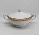 NORITAKE - Terrina em porcelana japonesa decorada com faixa creme, borda em ouro brunhido e canetado em preto com flores e folhagens. Pega da tampa em pinha. desgastes na douração. Marca da Manufatura no fundo. Alt. 14 x diam. 28cm.