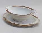 NORITAKE - Terrina em porcelana japonesa decorada com faixa creme, borda em ouro brunhido e canetado em preto com flores e folhagens. Pega da tampa em pinha. desgastes na douração. Marca da Manufatura no fundo. Alt. 8 x diam. 24cm.