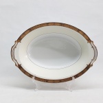 NORITAKE - Travessa funda em porcelana japonesa decorada com faixa creme, borda em ouro brunhido e canetado em preto com flores e folhagens. Marca da Manufatura no fundo. 7 x 27 x 20cm.