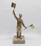 Escultura em bronze cinzelado, retratando marinheiro sinalizador com bandeirinhas. Base de mármore. Alt. 33,5 cm.